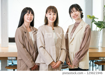 辦公室排隊微笑的女企業家（職業婦女、職業母親） 129821946