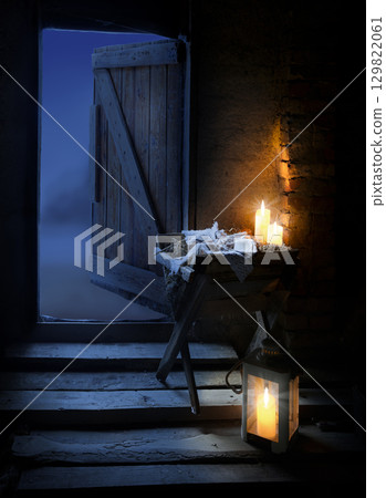 Manger with straw. christmas background 129822061