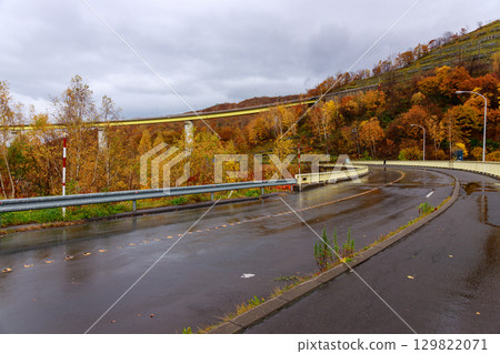 定山溪水壩的秋雨景色 129822071