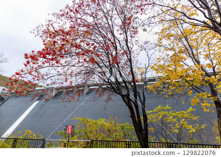 定山溪水壩的秋雨景色 129822076