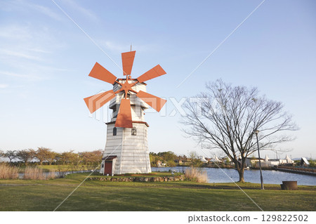 藍天白雲下的湖邊風車 藍天白雲下的湖邊風車 129822502