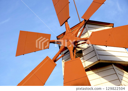 藍天白雲下的湖邊風車 藍天白雲下的湖邊風車 129822504