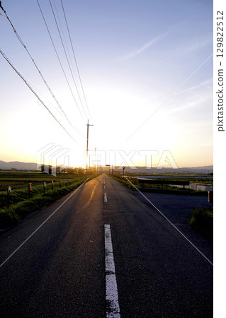 The sun sets beyond the straight road The sun sets beyond the straight road 129822512