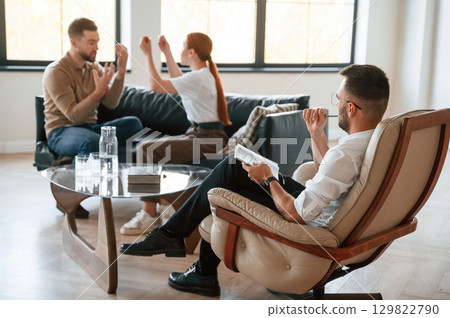 Screaming at each other. Couple at a psychologist's appointment 129822790
