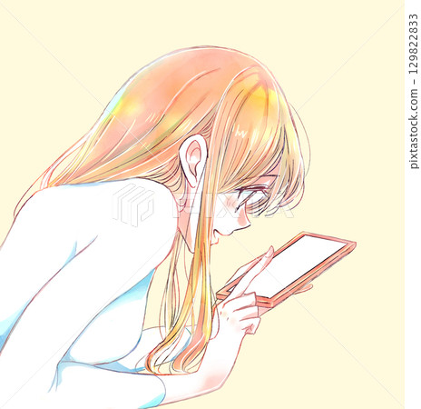 躺著時高興地觸摸智能手機的女人 129822833