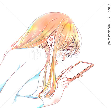 躺著時高興地觸摸智能手機的女人 129822834