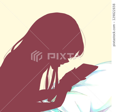女人面朝下躺著,觸摸智慧型手機剪影枕頭 女人面朝下躺著,觸摸智慧型手機剪影枕頭 129822838