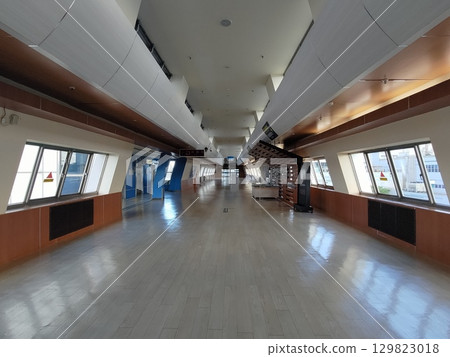 台灣高雄-05.19.2025:小港區高雄國際機場觀景走廊 台灣高雄-05.19.2025:小港區高雄國際機場觀景走廊 129823018