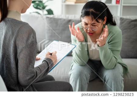Psychologist doctor examine and listen and talking to patient with depression, mental health concept 129823023