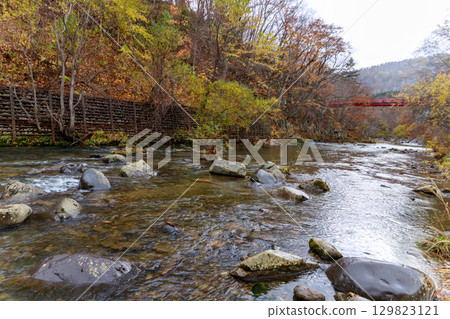 Autumn scenery of a hot spring area wet with rain 129823121