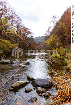 Autumn scenery of a hot spring area wet with rain 129823123