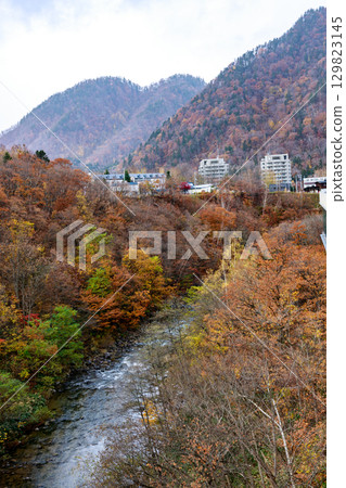被雨水浸濕的溫泉鄉的秋日風景 129823145