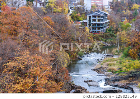 被雨水浸濕的溫泉鄉的秋日風景 129823149