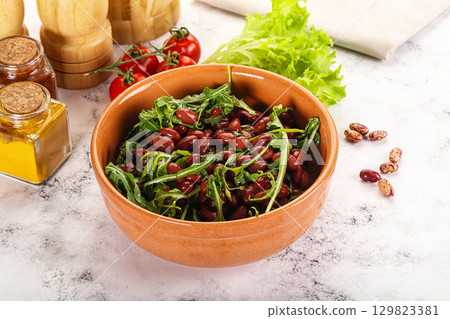 Red canned beans with arugula 129823381
