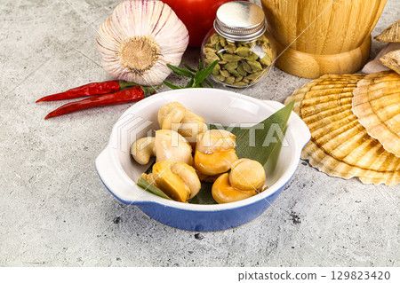 Delicous luxury baked seafood scallops Delicous luxury baked seafood scallops 129823420