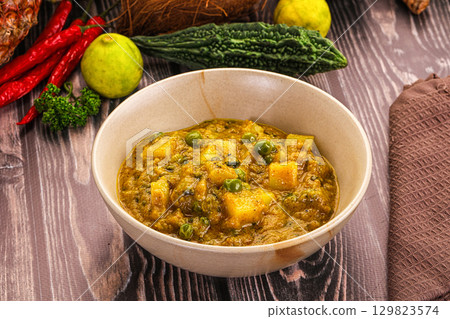 Aloo masala with green peas 129823574