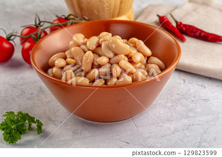 Canned white beans in the bowl 129823599