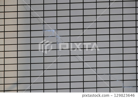 外牆瓷磚裂縫圖片 129823646