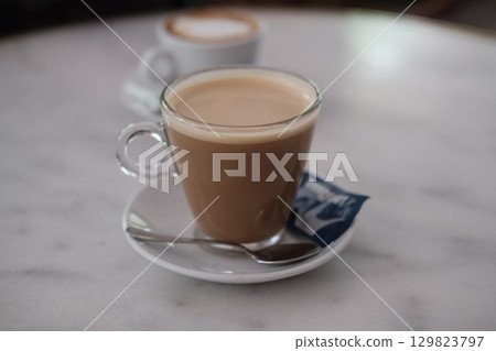 咖啡桌上的拿鐵咖啡 咖啡桌上的拿鐵咖啡 129823797