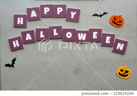 混凝土背景上的萬聖節裝飾品 129824284