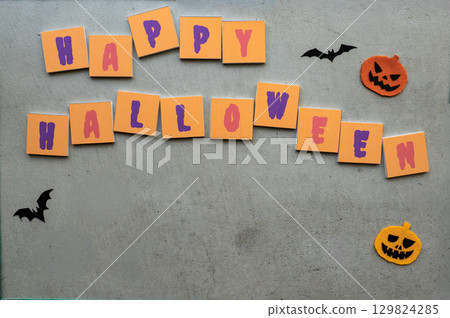 混凝土背景上的萬聖節裝飾品 129824285