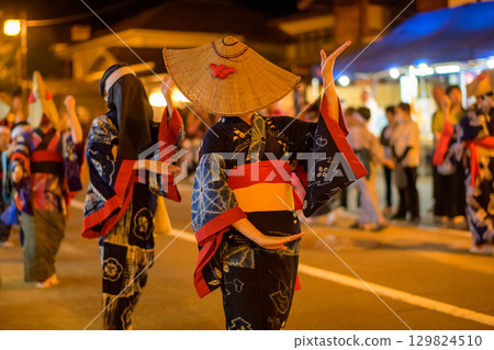 A woman dancing in an indigo-dyed yukata and straw hat at the Nishimonai Bon Odori Festival in 2025 in Akita Prefecture 129824510
