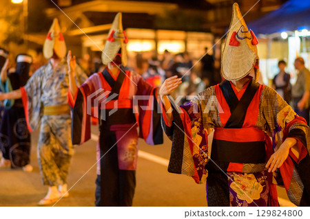Men and women dancing with straw hats at the Nishimonai Bon Odori Festival in 2025 in Akita Prefecture Men and women dancing with straw hats at the Nishimonai Bon Odori Festival in 2025 in Akita Prefecture 129824800