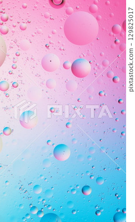 Colorful Artistic of Oil Drop Floating on the Water. Abstract Water Bubbles Background. Oil Drops on the Water Surface 129825017