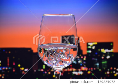 玻璃和夜景 129825072