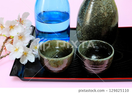 Sake (hot sake, cherry-blossom viewing image) 129825110