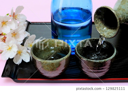 Sake (hot sake, cherry-blossom viewing image) 129825111