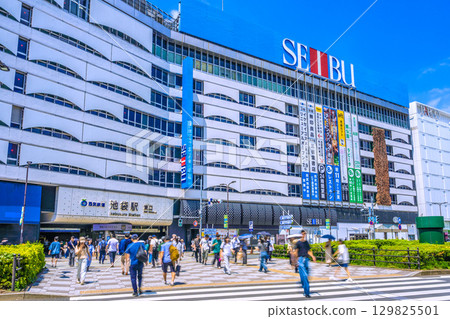 8 月 19 日，日本東京城市景觀。池袋站東出口景觀。 129825501
