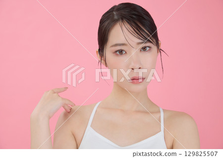 Beauty image: Portrait of a young woman 129825507