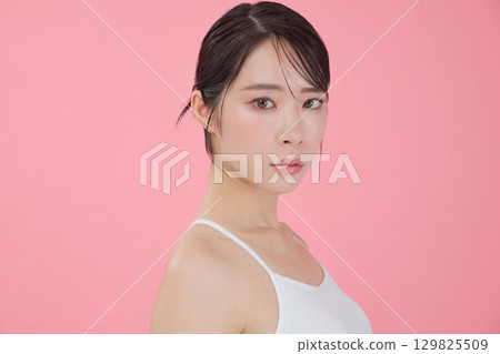 Beauty image: Portrait of a young woman Beauty image: Portrait of a young woman 129825509
