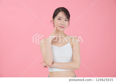 Beauty image: Portrait of a young woman 129825635