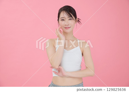 Beauty image: Portrait of a young woman 129825636