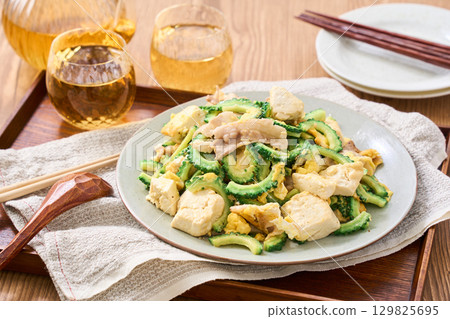 Goya Chanpuru | 沖繩風味炒豆腐、雞蛋和豬肉 129825695