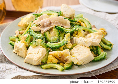 Goya Chanpuru | 沖繩風味炒豆腐、雞蛋和豬肉 129825699