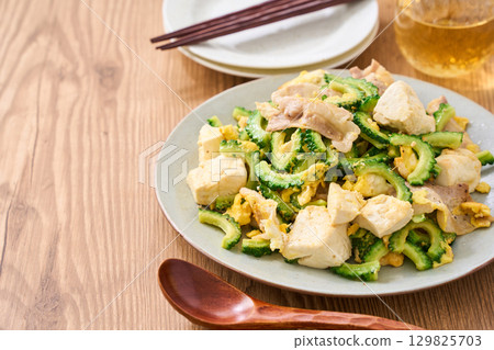 Goya Chanpuru | 沖繩風味炒豆腐、雞蛋和豬肉 129825703