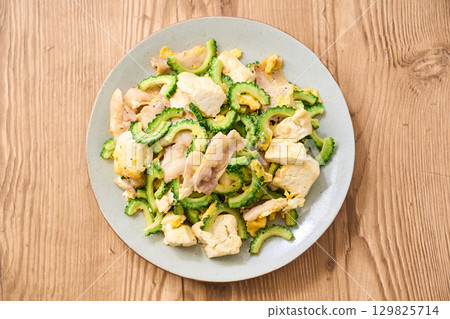 Goya Chanpuru | 沖繩風味炒豆腐、雞蛋和豬肉 129825714