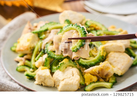 Goya Chanpuru | 沖繩風味炒豆腐、雞蛋和豬肉 129825715