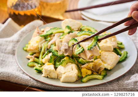 Goya Chanpuru | 沖繩風味炒豆腐、雞蛋和豬肉 129825716