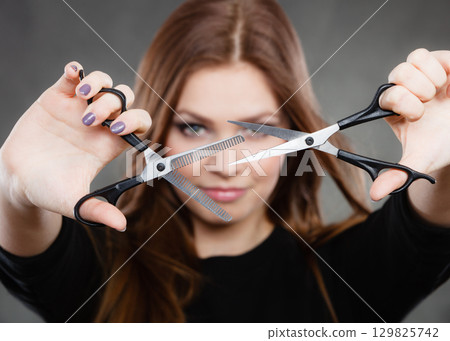 Professional hairdresser with scissors ready to cut. 129825742