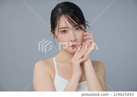 Beauty image: Portrait of a young woman 129825893