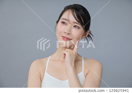 Beauty image: Portrait of a young woman Beauty image: Portrait of a young woman 129825941