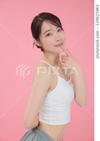 Beauty image: Portrait of a young woman 129825963