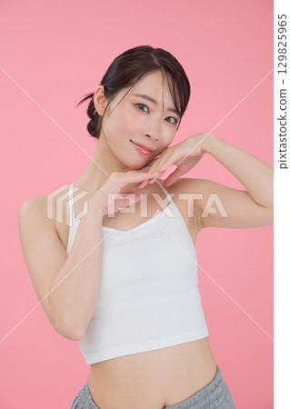 Beauty image: Portrait of a young woman Beauty image: Portrait of a young woman 129825965