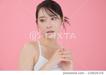 Beauty image: Portrait of a young woman 129826158