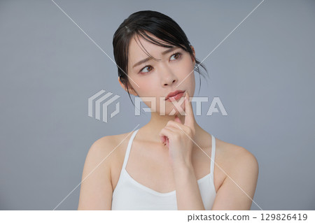 美女圖片:年輕女子檢查她的皮膚狀況 美女圖片:年輕女子檢查她的皮膚狀況 129826419