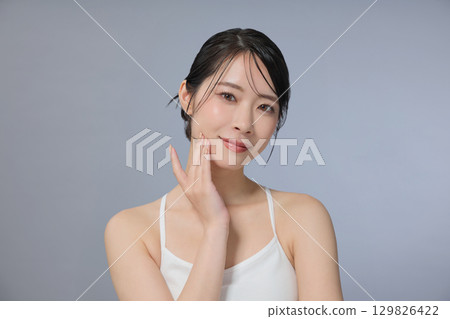 美女圖片：年輕女子檢查她的皮膚狀況 129826422